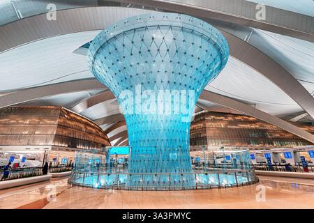 23 gennaio 2025, Abu Dhabi, Emirati Arabi Uniti: Vista grandangolare di un'impressionante struttura in vetro blu in un aeroporto contemporaneo Foto Stock