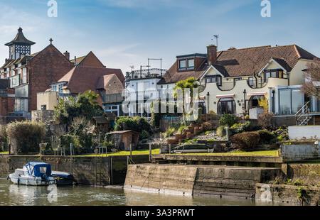 Riverside properties, Twickenham, River Tamigi, Londra, Inghilterra, REGNO UNITO Foto Stock