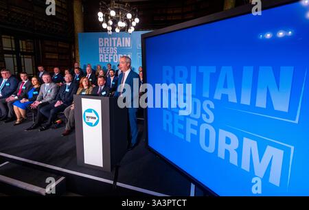 Londra, Regno Unito. 17 marzo 2025. Nigel Farage dà il benvenuto a 29 consiglieri che hanno disertato per riformare in vista delle elezioni locali di maggio. 15 dei 29 hanno disertato dai conservatori. Reform UK tiene una conferenza stampa per annunciare nuovi membri per le elezioni locali di maggio. Crediti: Karl Black/Alamy Live News Foto Stock