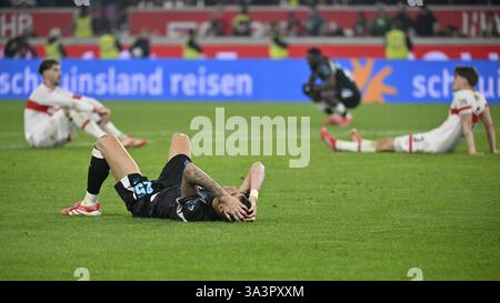 Delusione per Atakan Karazor VfB Stuttgart (16) Ramon Hendriks VfB Stuttgart (03) Exequiel Palacios Bayer 04 Leverkusen (25) MHPArena, MHP Arena Foto Stock
