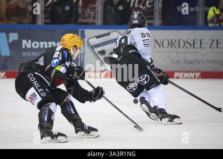 Eisarena Bremerhaven, Bremerhaven, Brema, Gregor Macleod (Koelner Haie, #89), Fabian Herrmann (Fischtown Pinguins, #25), PENNY DEL, Fischtown Pinguin Foto Stock
