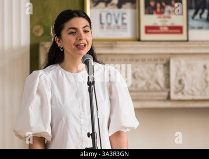 Brian o'Muiri e Helaina Cole, West End presentano in Maiden Lane, Covent Garden, Londra © Clarissa Debenham (Film Free Photography) / Alamy Foto Stock