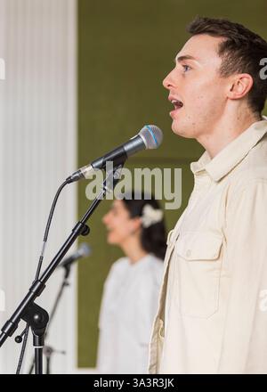 Brian o'Muiri e Helaina Cole, West End presentano in Maiden Lane, Covent Garden, Londra © Clarissa Debenham (Film Free Photography) / Alamy Foto Stock
