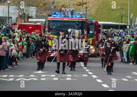 Bantry West Cork Irlanda lunedì 17 marzo 2025; Bantry ha tenuto oggi la parata del giorno di San Patrizio. Più di 30 carri allegorici hanno partecipato con spettatori provenienti da tutta West Cork si è rivelato assistere alla sfilata. Jennifer Evans ha agito come Grand Marshell con Ballingeary Pipe Band a guidare la sfilata. Credito ed/Alamy Live News Foto Stock