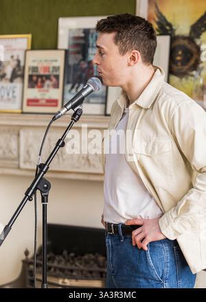 Brian o'Muiri e Helaina Cole, West End presentano in Maiden Lane, Covent Garden, Londra © Clarissa Debenham (Film Free Photography) / Alamy Foto Stock
