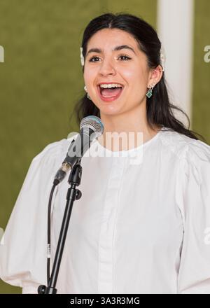 Brian o'Muiri e Helaina Cole, West End presentano in Maiden Lane, Covent Garden, Londra © Clarissa Debenham (Film Free Photography) / Alamy Foto Stock