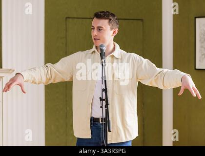 Brian o'Muiri e Helaina Cole, West End presentano in Maiden Lane, Covent Garden, Londra © Clarissa Debenham (Film Free Photography) / Alamy Foto Stock