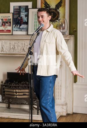 Brian o'Muiri e Helaina Cole, West End presentano in Maiden Lane, Covent Garden, Londra © Clarissa Debenham (Film Free Photography) / Alamy Foto Stock