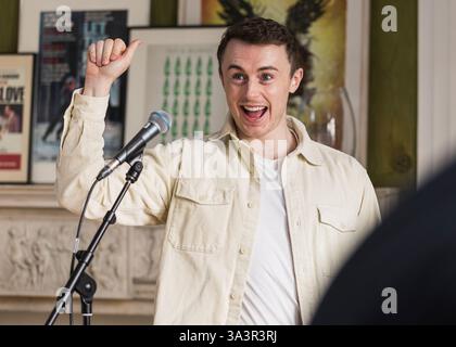 Brian o'Muiri e Helaina Cole, West End presentano in Maiden Lane, Covent Garden, Londra © Clarissa Debenham (Film Free Photography) / Alamy Foto Stock