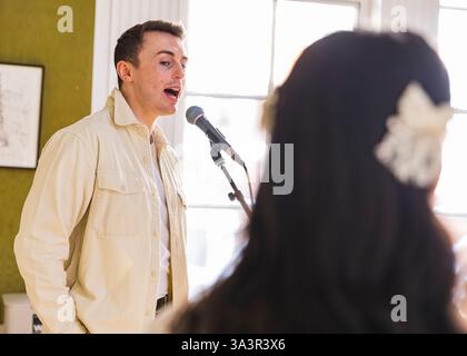 Brian o'Muiri e Helaina Cole, West End presentano in Maiden Lane, Covent Garden, Londra © Clarissa Debenham (Film Free Photography) / Alamy Foto Stock