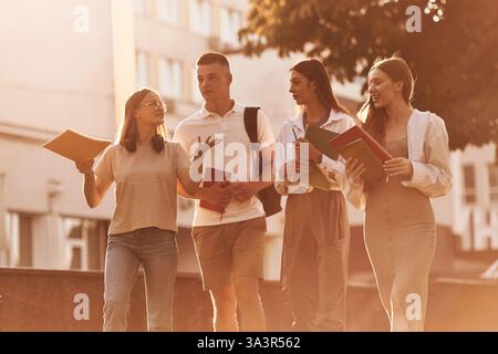 Illuminato dalla luce solare. Un gruppo di studenti è fuori insieme. Foto Stock