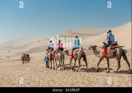 Le famose dune di sabbia del deserto del Gobi a Dunhuang. Le dune di sabbia di Mingsha a Dunhuang sulla via della seta sono una delle principali attrazioni turistiche. Foto Stock