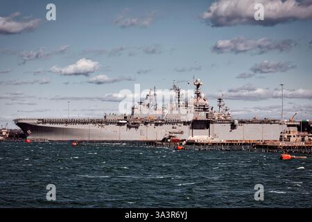 La USS Iwo Jima (LHD-7) si trova al molo di Norfolk, Virginia. Foto Stock
