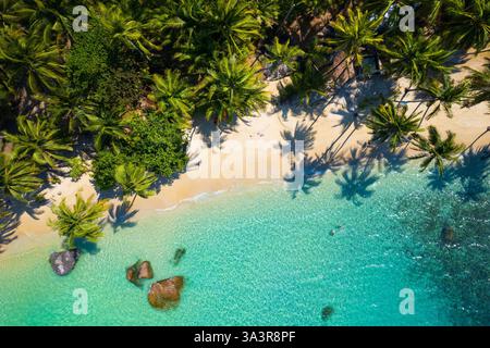 Vista aerea di un'idilliaca spiaggia tropicale sull'isola di Koh Kood, Thailandia Foto Stock