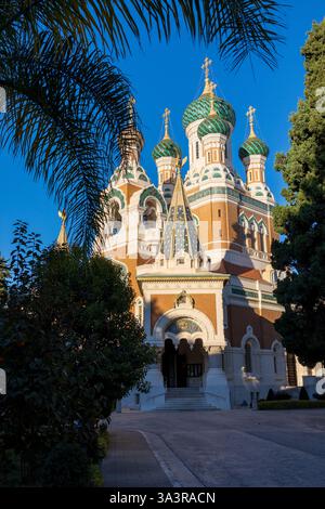 Cattedrale ortodossa di San Nicola sotto la calda luce del sole invernale, Nizza, Francia Foto Stock