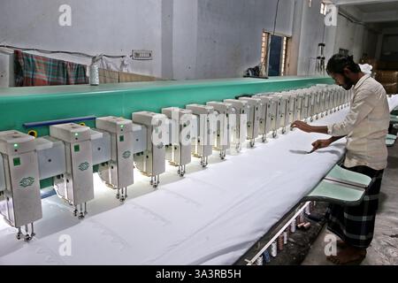 Dacca, Bangladesh. 17 marzo 2025. Un operaio produce cappellini di preghiera in una fabbrica prima di Eid-ul-Fitr a Dacca, Bangladesh, 17 marzo 2025. Crediti: Habibur Rahman/Xinhua/Alamy Live News Foto Stock