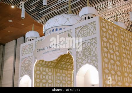 Design architettonico islamico decorativo esposto all'interno dell'hotel Grand Mercure di Jakarta Kemayoran. Caratterizzato da motivi intricati, struttura a cupola Foto Stock