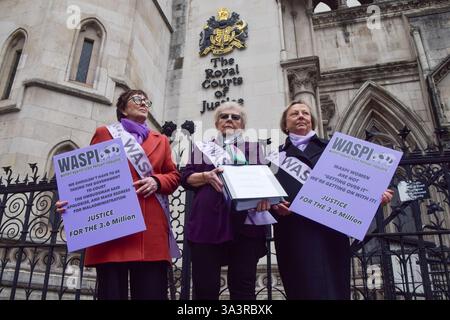 Londra, Inghilterra, Regno Unito. 17 marzo 2025. Le donne contro la disuguaglianza pensionistica statale (WASPI) si trovano al di fuori del Royal Courtf of Justice mentre portano il governo in tribunale per il risarcimento delle donne che sono state colpite da cambiamenti dell'età pensionabile statale. (Credit Image: © Vuk Valcic/ZUMA Press Wire) SOLO PER USO EDITORIALE! Non per USO commerciale! Foto Stock