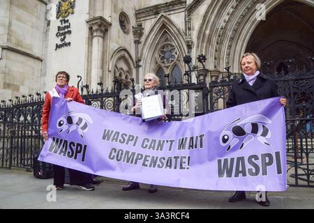 Londra, Regno Unito. 17 marzo 2025. Le donne contro la disuguaglianza pensionistica statale (WASPI) escono dal Royal Courtf of Justice mentre portano il governo in tribunale per il risarcimento delle donne che sono state colpite dai cambiamenti dell'età pensionabile statale. Crediti: Vuk Valcic/Alamy Live News Foto Stock