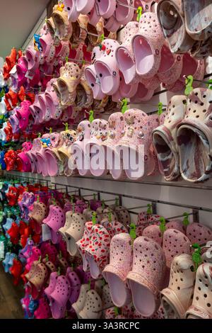 Interno del negozio di calzature in schiuma di crocs clogs in W. 34th St., New York City, 2025, Stati Uniti Foto Stock