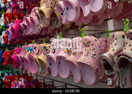 Interno del negozio di calzature in schiuma di crocs clogs in W. 34th St., New York City, 2025, Stati Uniti Foto Stock