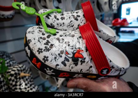 Interno del negozio di calzature in schiuma di crocs clogs in W. 34th St., New York City, 2025, Stati Uniti Foto Stock