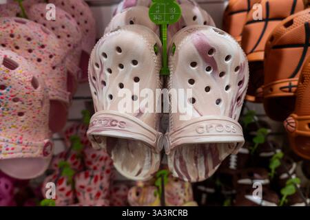 Interno del negozio di calzature in schiuma di crocs clogs in W. 34th St., New York City, 2025, Stati Uniti Foto Stock
