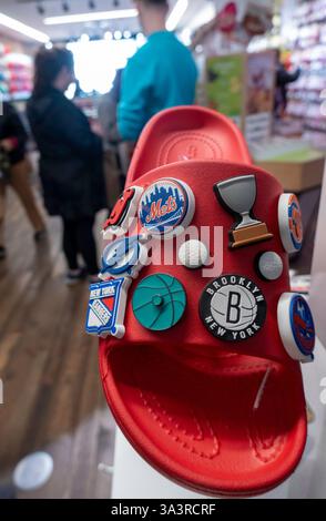 Interno del negozio di calzature in schiuma di crocs clogs in W. 34th St., New York City, 2025, Stati Uniti Foto Stock