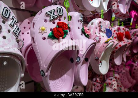 Interno del negozio di calzature in schiuma di crocs clogs in W. 34th St., New York City, 2025, Stati Uniti Foto Stock