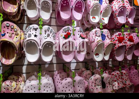 Interno del negozio di calzature in schiuma di crocs clogs in W. 34th St., New York City, 2025, Stati Uniti Foto Stock