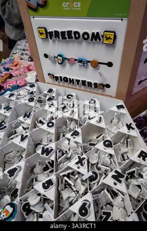 Interno del negozio di calzature in schiuma di crocs clogs in W. 34th St., New York City, 2025, Stati Uniti Foto Stock