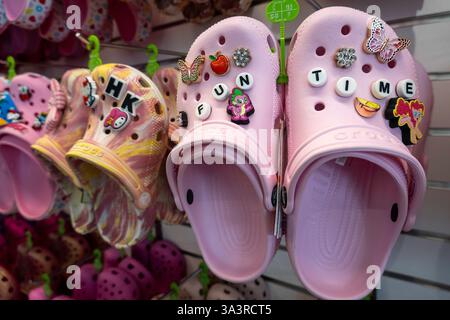 Interno del negozio di calzature in schiuma di crocs clogs in W. 34th St., New York City, 2025, Stati Uniti Foto Stock