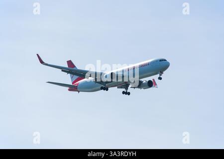 Austrian Airlines Boeing 767-3Z9ER OE-LAE atterrando all'aeroporto internazionale Logan di Boston, Boston, Massachusetts ma, Stati Uniti. Foto Stock