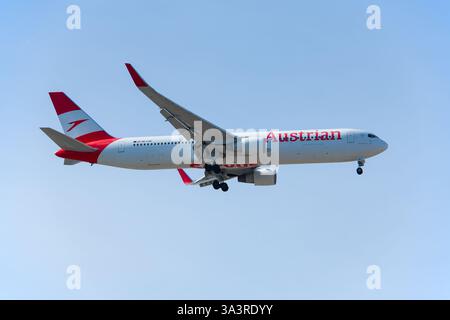 Austrian Airlines Boeing 767-3Z9ER OE-LAE atterrando all'aeroporto internazionale Logan di Boston, Boston, Massachusetts ma, Stati Uniti. Foto Stock