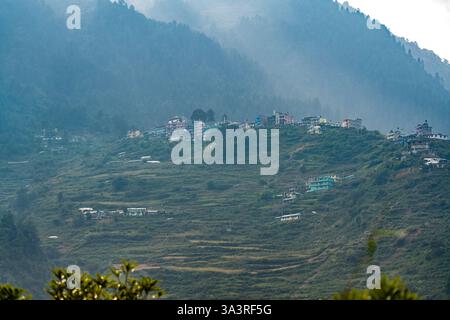 Veduta aerea della parte superiore di Syafru vista durante il trekking a Gosaikunda Langtang Foto Stock