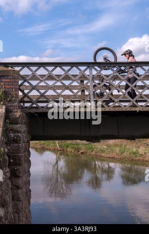 Lady ha preso la bici sul ponte Foto Stock