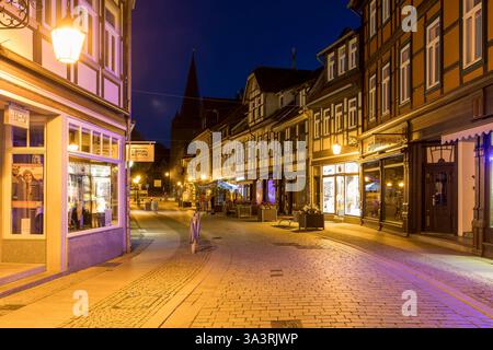 Fachwerkhäuser in der Westernstraße, im Hintergrund der Westerntorturm, Einkaufsstraße bei Nacht, Wernigerode, Harz, Sachsen-Anhalt, Deutschland *** H Foto Stock