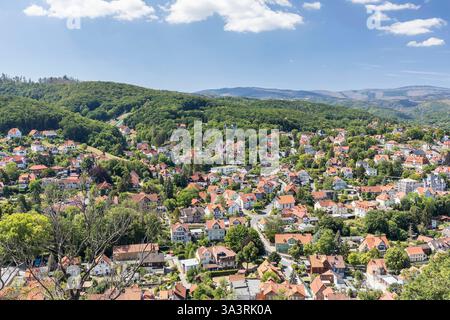 Ausblick von der Schlossterrasse auf den Ortsteil Nöschenrode mit Sprungschanze im Zwölfmorgental, im Hintergrund der Brocken, Harz, Wernigerode, Sach Foto Stock