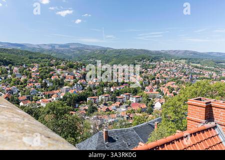 Stadtansicht von der Schlossterrasse von Schloss Wernigerode, im Hintergrund der Brocken, Harz, Sachsen-Anhalt, Deutschland *** Vista della città dal cas Foto Stock