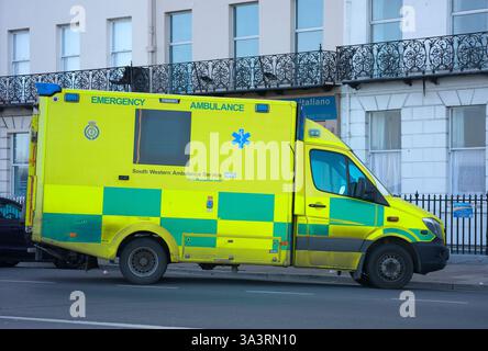 Ambulanza di emergenza, del servizio ambulanza Sud-Ovest, sul lungomare di Weymouth, Inghilterra. Foto Stock