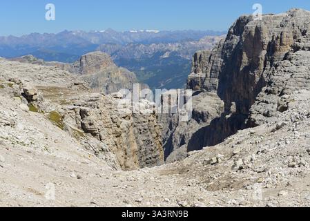 Meraviglioso panorama sulle Dolomiti soleggiate con splendidi e profondi canyon visti dalla cima del Sella, Piz Boe. Dolomiti, Italia Foto Stock
