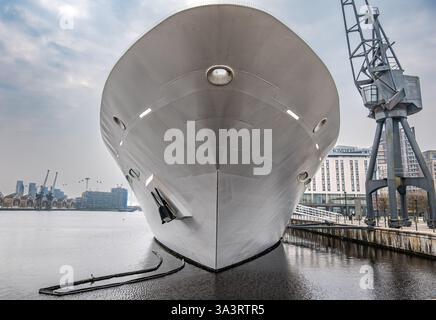 Sunborn Yacht Hotel ormeggiato sul Tamigi, Royal Victoria Dock, Londra, Inghilterra, Regno Unito Foto Stock
