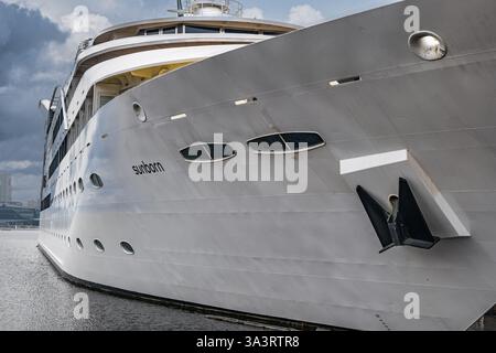Primo piano del Sunborn Yacht Hotel ormeggiato sul Tamigi, Royal Victoria Dock, Londra, Inghilterra, Regno Unito Foto Stock