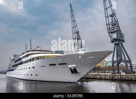 Sunborn Yacht Hotel ormeggiato sul Tamigi con gru in disuso, Royal Victoria Dock, Londra, Inghilterra, Regno Unito Foto Stock