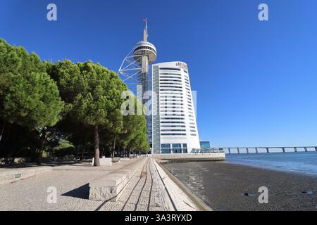 Torre Vasco da Gama, costruita nel 1998, nel quartiere degli affari di Parque dos Nações, vista esterna, Lisbona, Portogallo Foto Stock