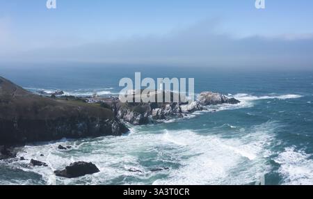 Foto drone del faro di Yaquina Head sulla costa centrale dell'Oregon. Foto Stock