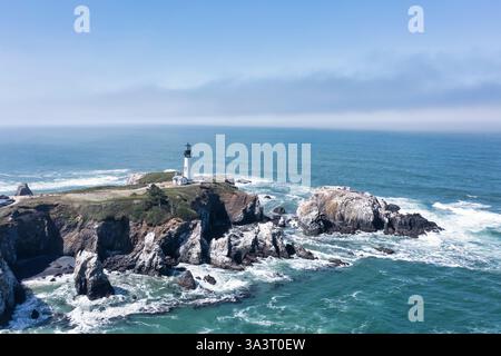 Foto drone del faro di Yaquina Head sulla costa centrale dell'Oregon. Foto Stock