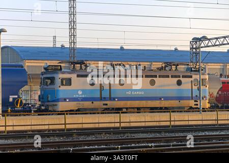Slavonski Brod, Croazia - 22 ottobre 2024: Ferrovia croata Hz Cargo Locomotive alla stazione ferroviaria Sunny Morning. Foto Stock