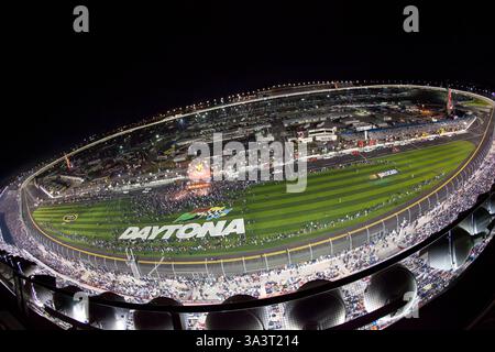 Daytona Beach, Florida, Stati Uniti. 14 febbraio 2011. DAYTONA BEACH, FL - 12 febbraio 2011: I team della NASCAR Sprint Cup Series si recano in pista per la corsa Budweiser Shootout all'autodromo Daytona International Speedway di Daytona Beach, FL. (Credit Image: © Walter G. Arce Sr./ASP via ZUMA Press Wire) SOLO PER USO EDITORIALE! Non per USO commerciale! Foto Stock