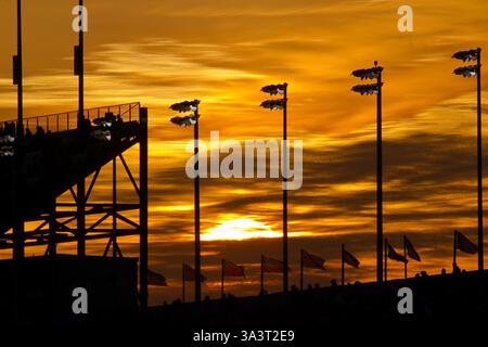 Daytona Beach, Florida, Stati Uniti. 14 febbraio 2010. Daytona Beach, FL - 14 febbraio 2010: Il sole tramonta sulla 52a gara annuale di Daytona 500 NASCAR Sprint Cup presso il Daytona International Speedway a Daytona Beach, FL. (Credit Image: © Walter G. Arce Sr./ASP via ZUMA Press Wire) SOLO PER USO EDITORIALE! Non per USO commerciale! Foto Stock